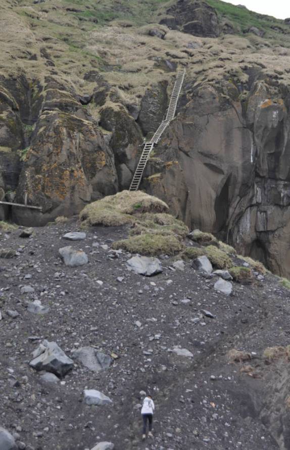 Início da subida da montanha Heimaklettur, com ajuda de escadas nos trechos mais íngrimes (ilha de Heimaey, no sul da Islândia)